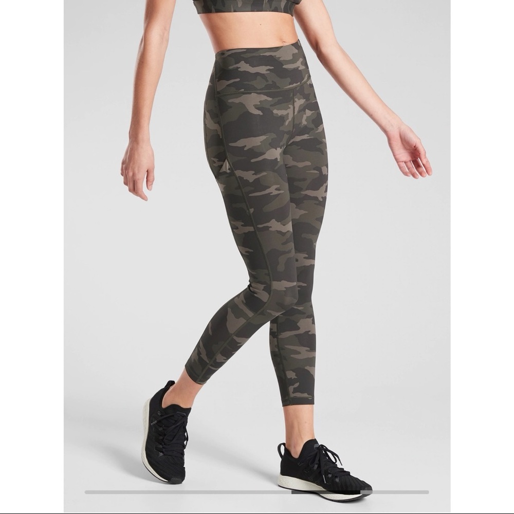 Athleta Ultimate Stash Pocket Camo 7/8 Tight